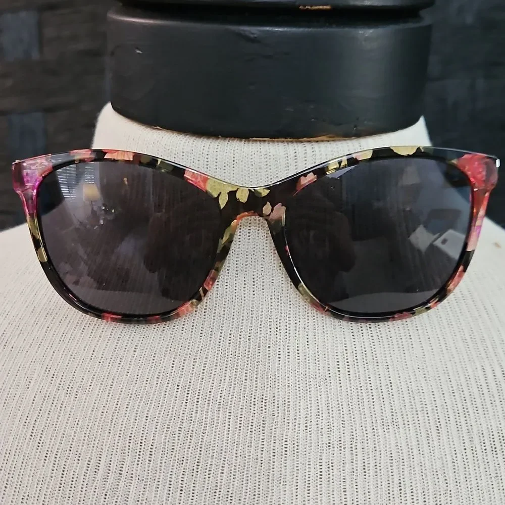 NWOT B-Low The Belt Red   Card Holder & Foster Grant Sunglasses
